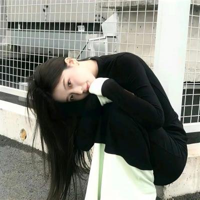 草地上的男人 封面